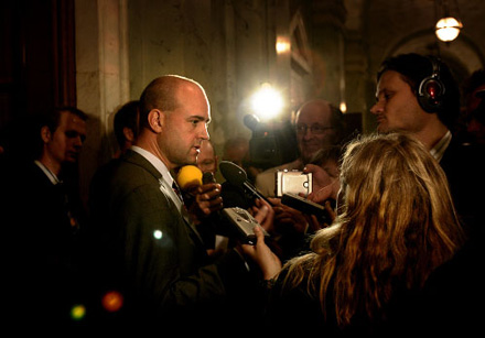 Fredrik Reinfeldt blir intervjuad